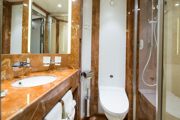 Rivier MS Douro Elegance - Standard Cabin, Bathroom.jpg